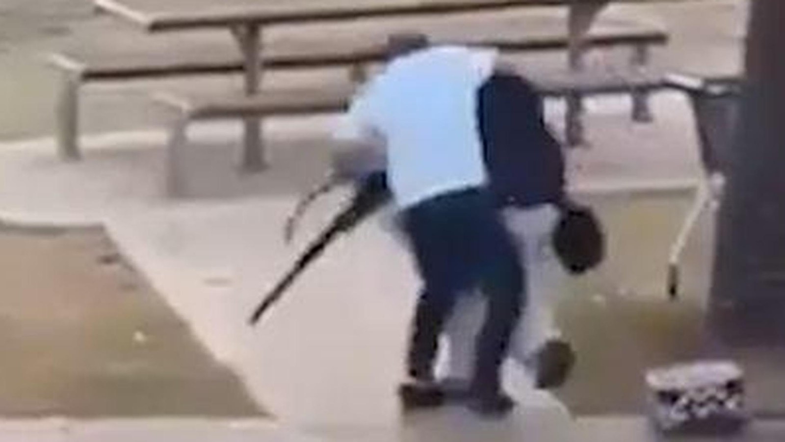 Dramatisches-Video-vom-Bondi-Beach-Passant-entrei-t-Angreifer-die-Waffe