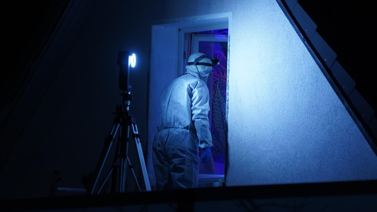 Hausbewohner-bemerkt-Einbruch-und-sticht-auf-17-J-hrigen-ein