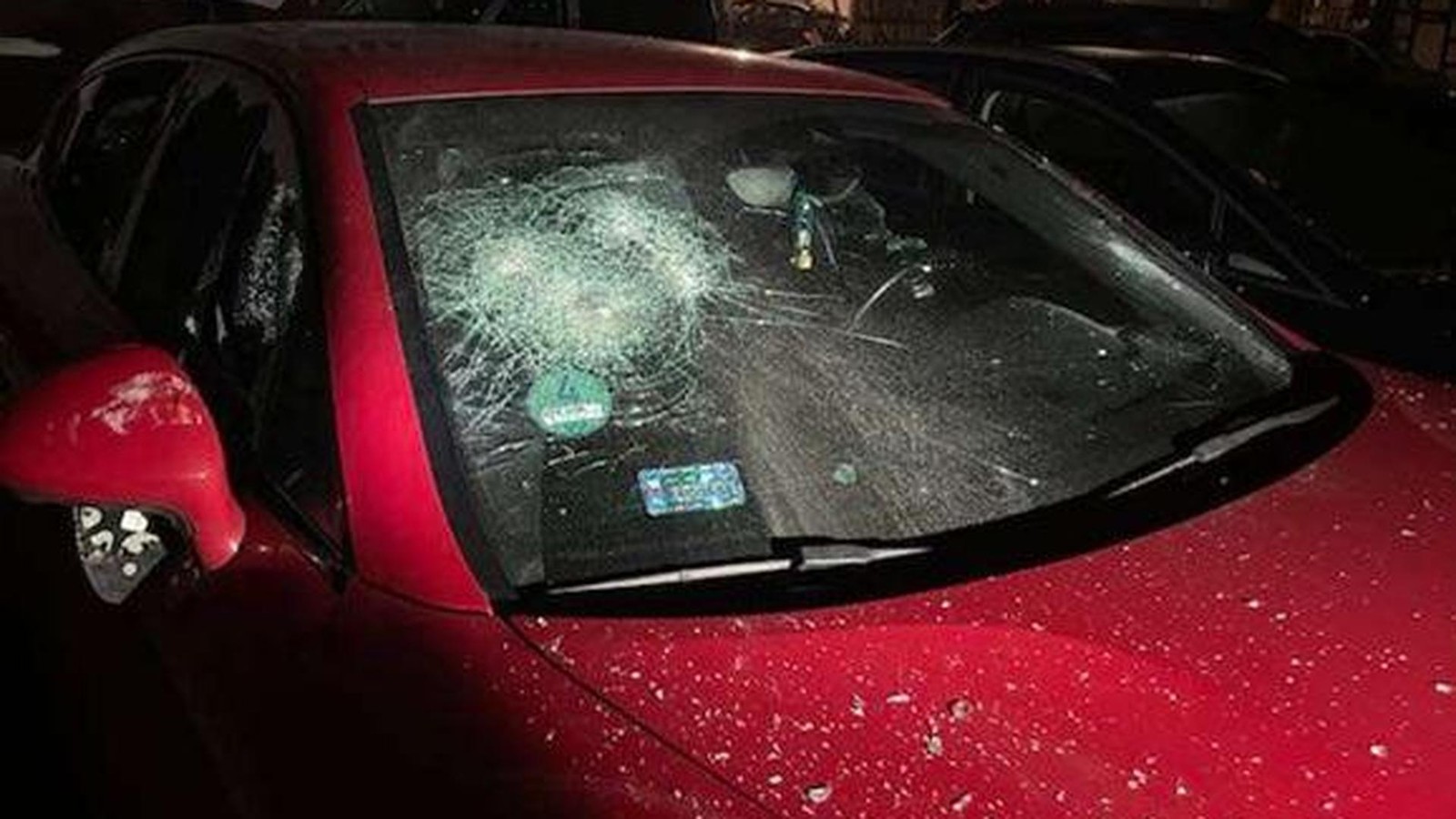 Rohe-Gewalt-T-ter-zerst-ren-mitten-in-Helmstedt-Scheiben-von-Porsche