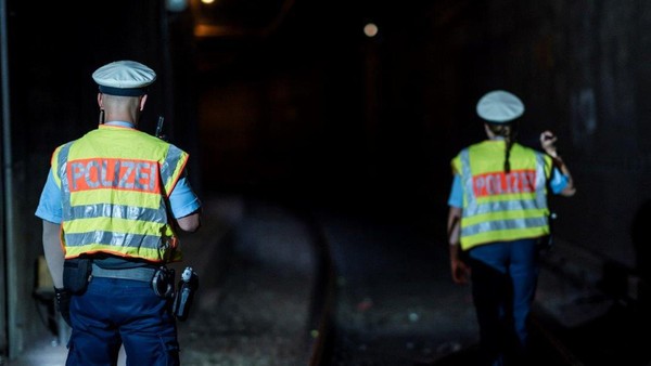 Obdachlose (48) begibt sich in Lebensgefahr – Polizei sucht S-Bahn-Tunnel ab