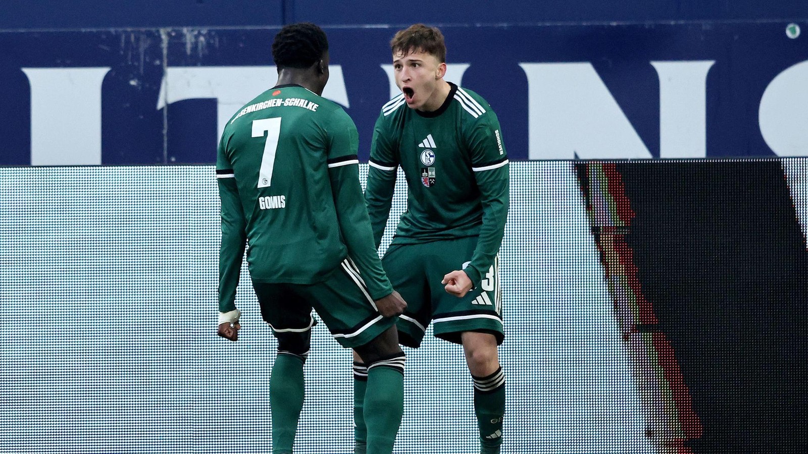 Becker-Kracher-bringt-Schalke-die-Herbstmeisterschaft-1-0-gegen-N-rnberg