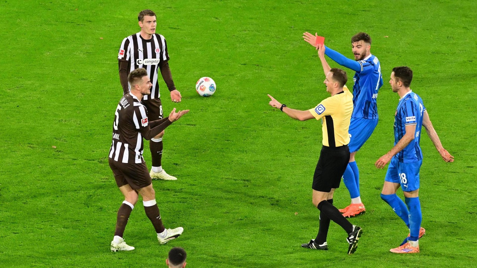 Idioten-am-Millerntor-Warum-das-Werfen-von-Papierkugeln-nicht-hinnehmbar-ist