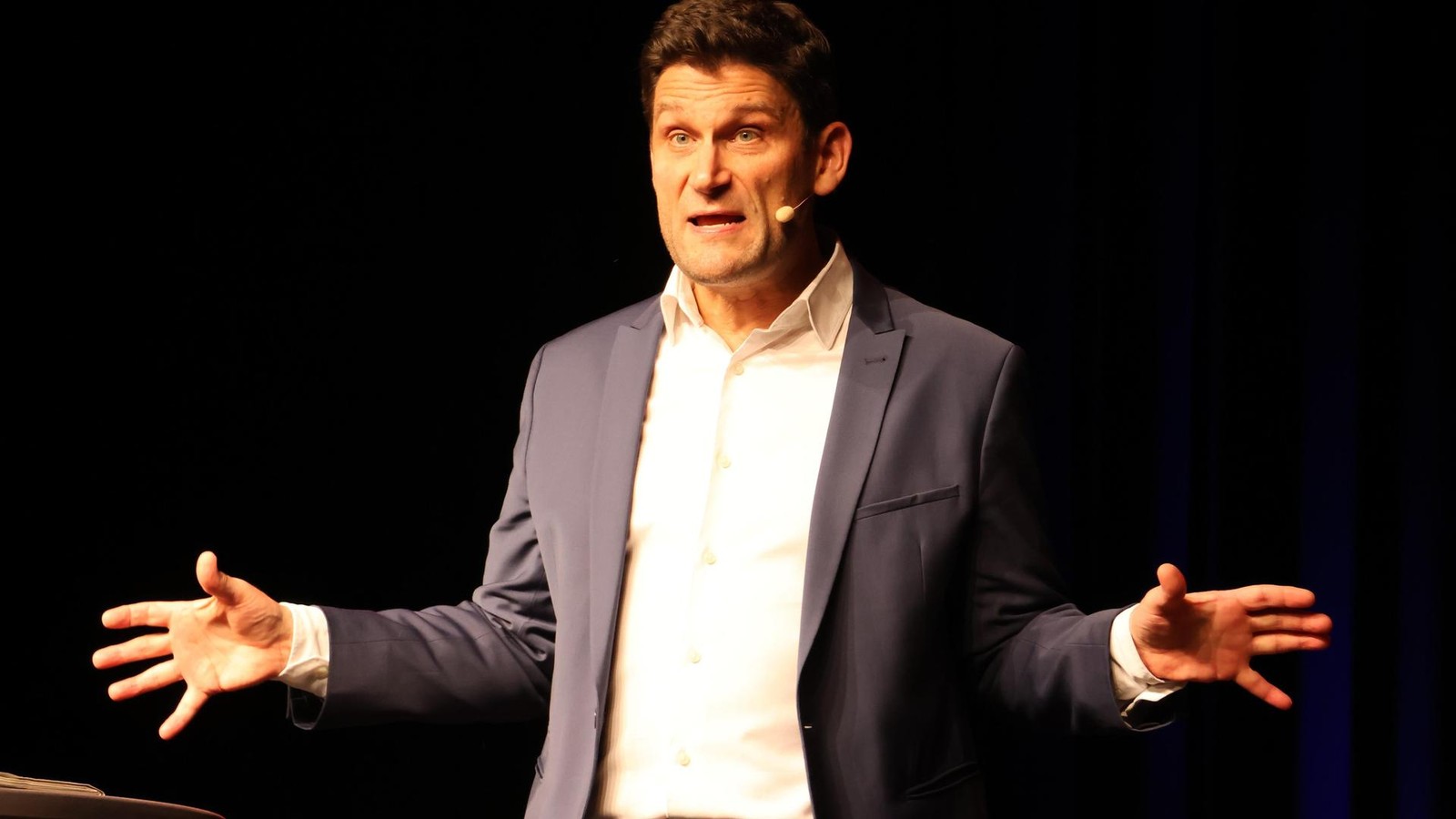 Christian-Ehring-Extra-3-erkl-rt-den-Weltkrieg-des-kleinen-Mannes-das-B-llern