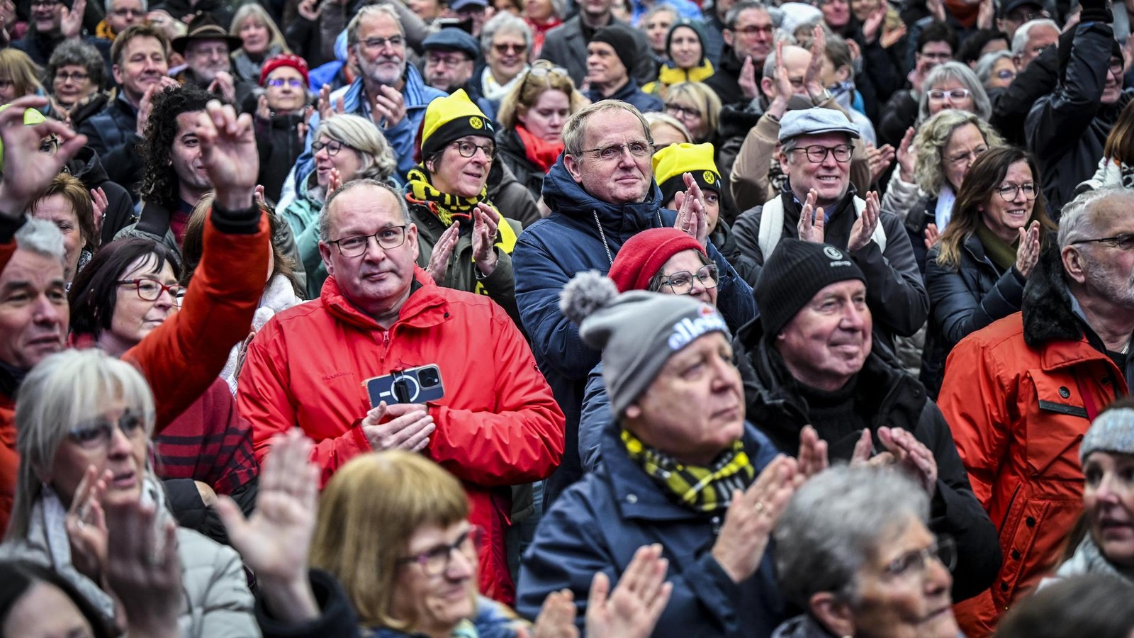 WDR2-Weihnachtswunder-in-Essen-Rappelvoller-Burgplatz-am-Montagabend