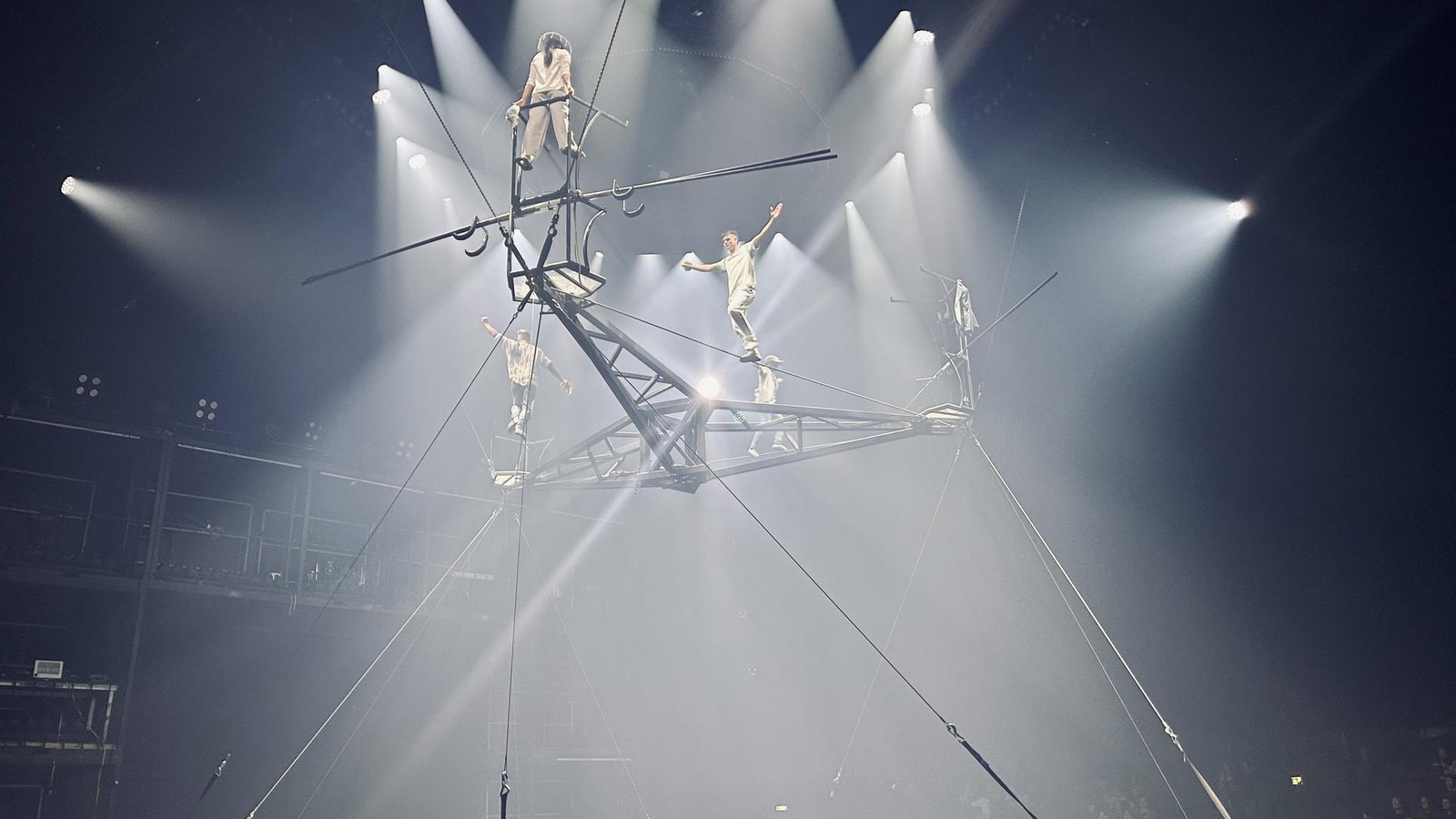 Viel-Akrobatik-starker-Humor-So-ist-die-neue-X-Mas-Show-vom-Zirkus-Flic-Flac