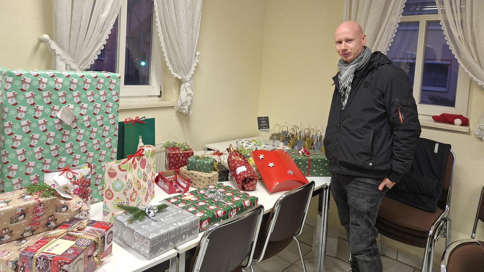 Ein-Eichsfelddorf-in-dem-die-Weihnachtsgeschenke-versteigert-werden