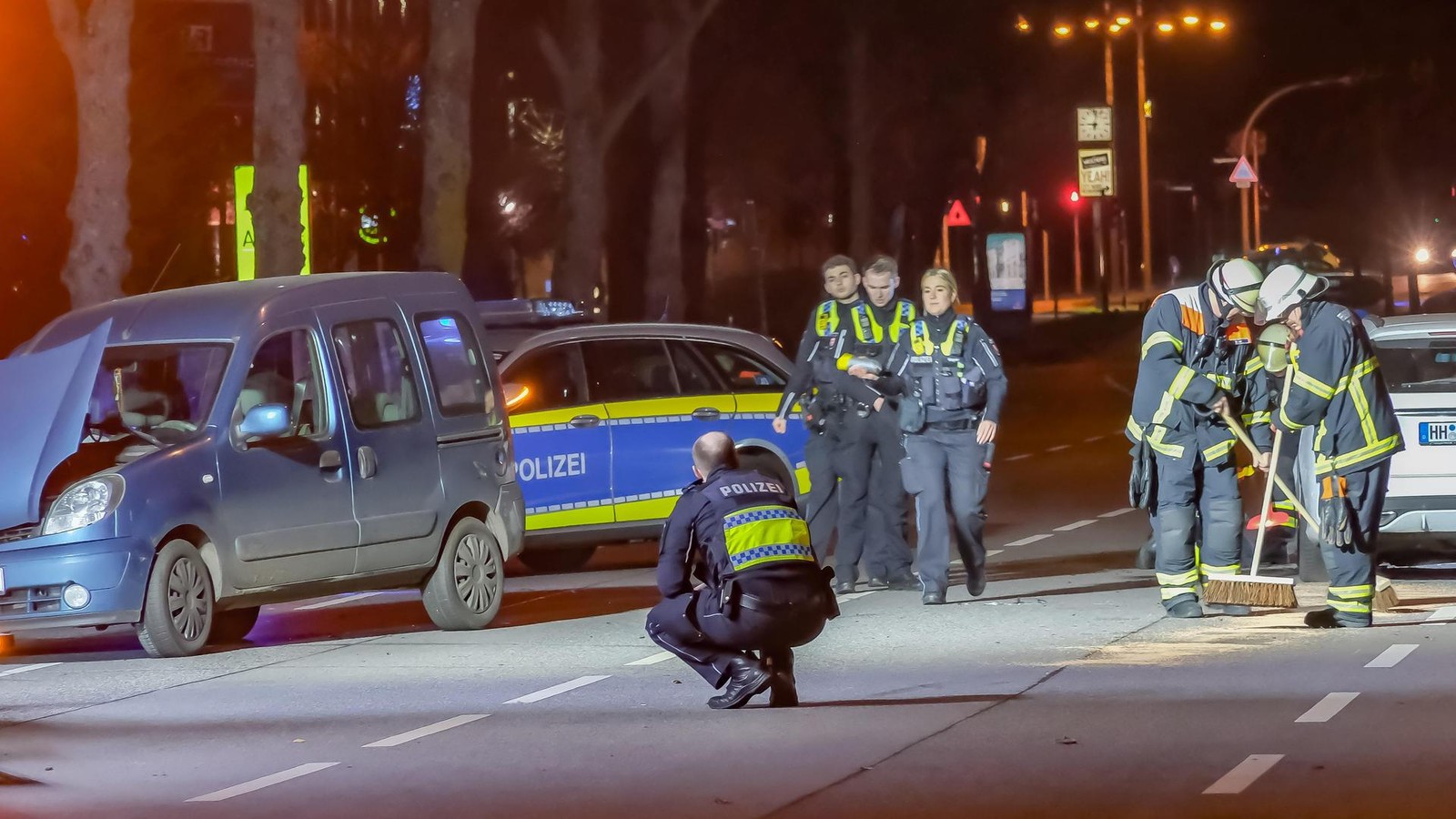Pkw-will-von-Shell-Tankstelle-abbiegen-und-bersieht-Fahrzeug