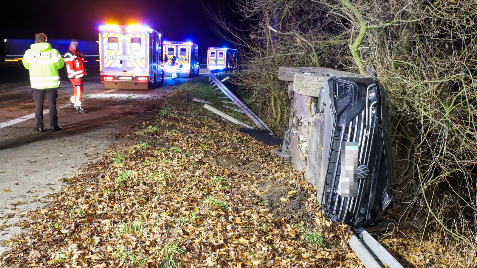 Auto-kracht-auf-A7-gegen-Leitplanke-drei-Menschen-verletzt