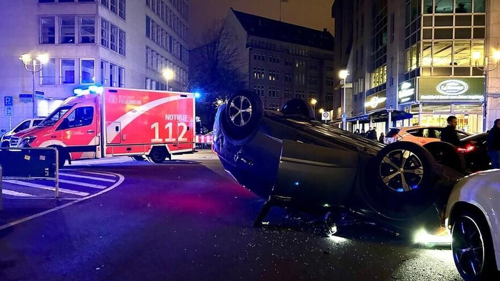 Autos-kollidieren-in-Mitte-Drei-Verletzte-nach-berschlag