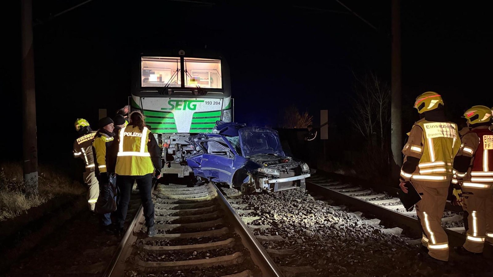 T-dlicher-Unfall-in-Brandenburg-G-terzug-erfasst-Auto-Frau-stirbt