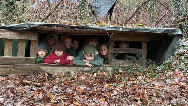 Winter-Survival im Waldkindergarten: Okerfüchse erleben Abenteuer in Gifhorn