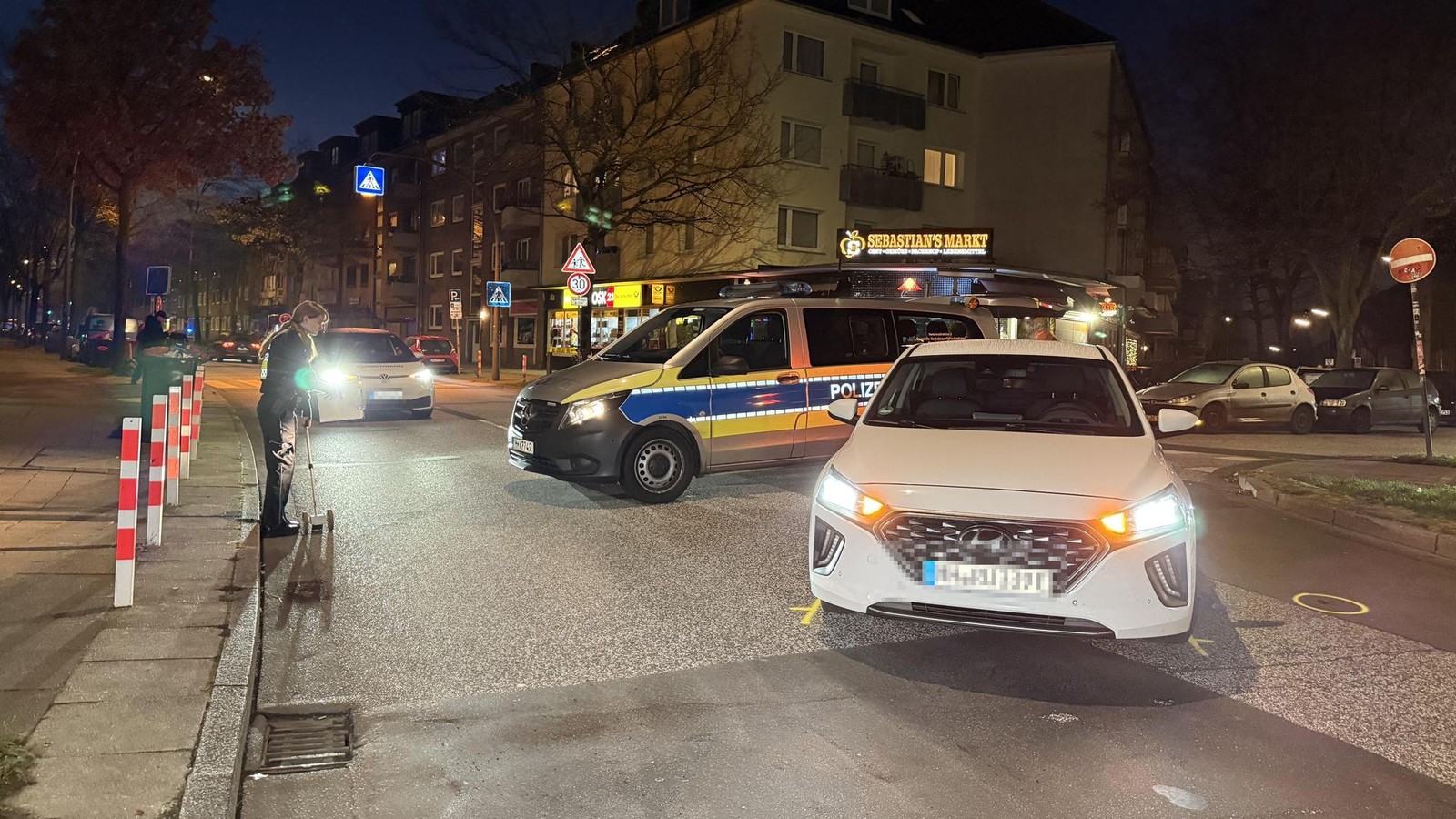 Auto-erfasst-Frau-in-Harburg-Stra-e-stundenlang-gesperrt