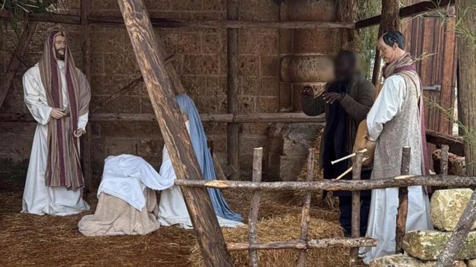 Gefasst-in-der-Krippe-Polizei-nimmt-Gesuchten-zwischen-Maria-und-Josef-fest