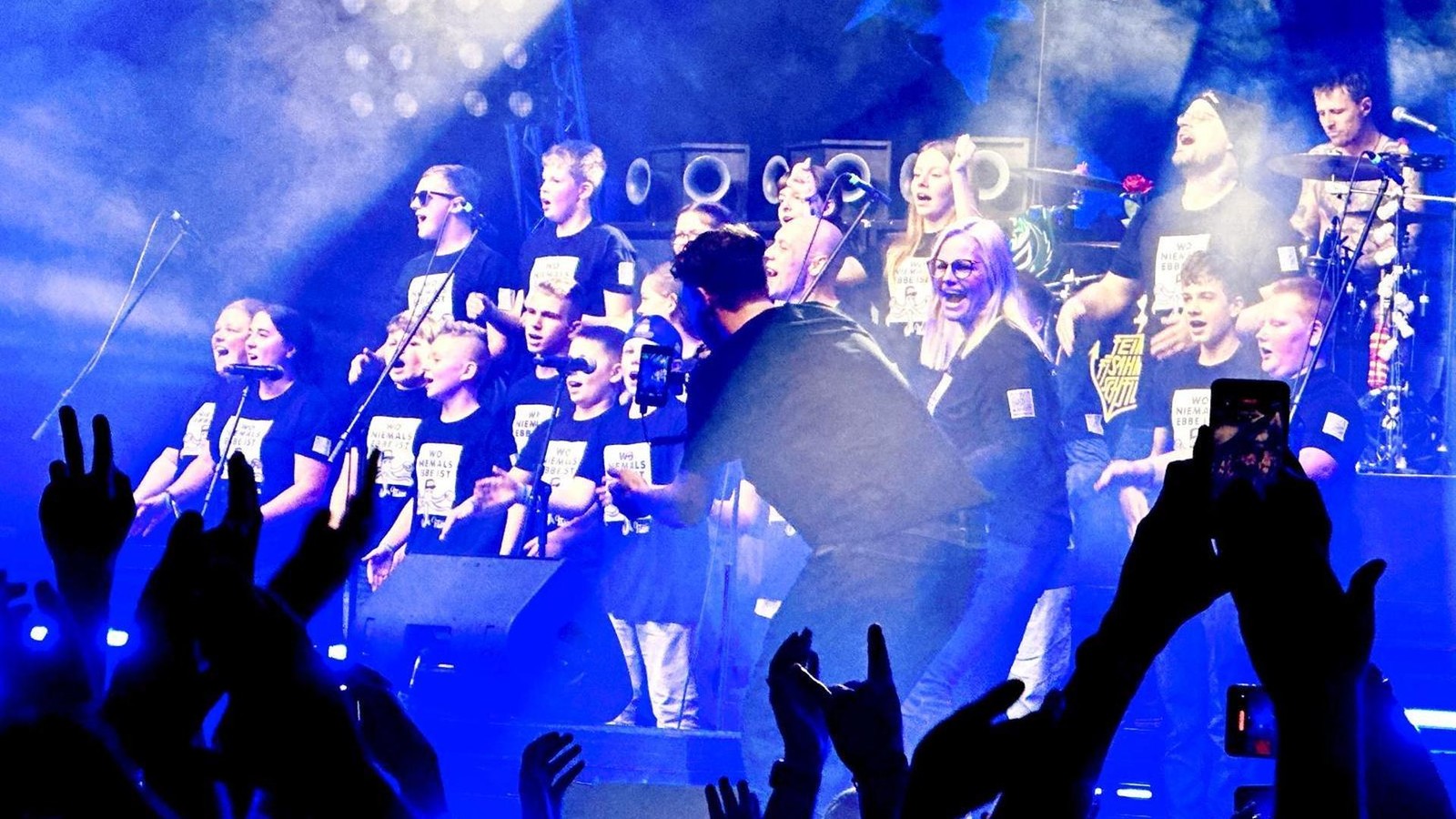 -Das-werden-wir-Euch-nie-vergessen-Chor-aus-Bad-K-stritz-supported-Punkband