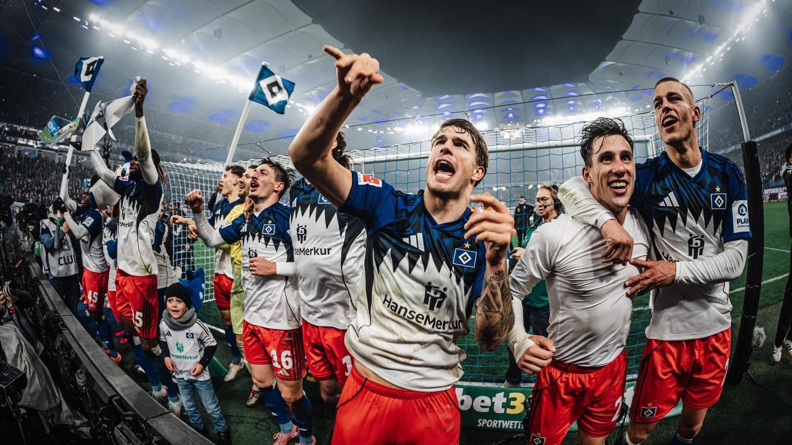 HSV-Stadionsprecher-St-bi-verr-t-Details-aus-dem-Spielertunnel-vor-dem-Anpfiff