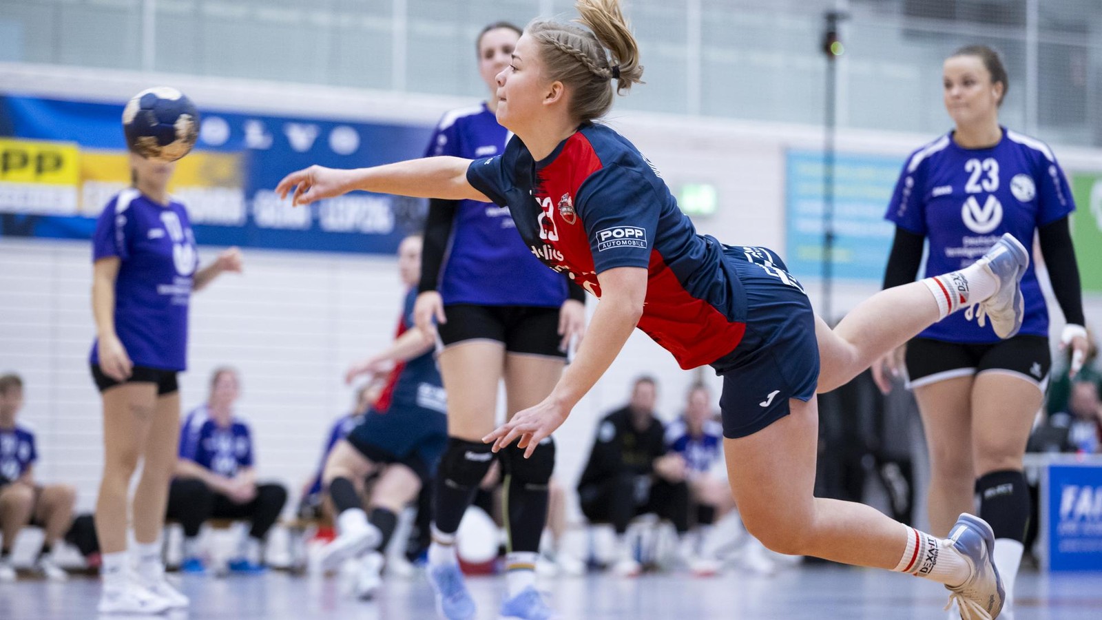 W-lfinnen-und-W-lfe-im-Gleichschritt-Mit-demselben-Ergebnis-die-Fans-begl-ckt