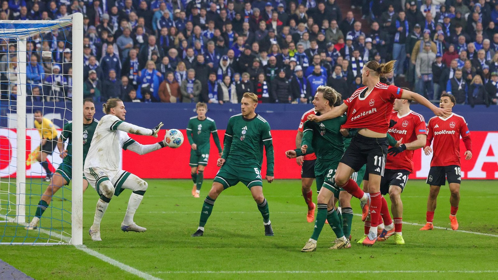 Irre-Summen-Schalke-versteigert-Sondertrikots-eins-ist-besonders-begehrt