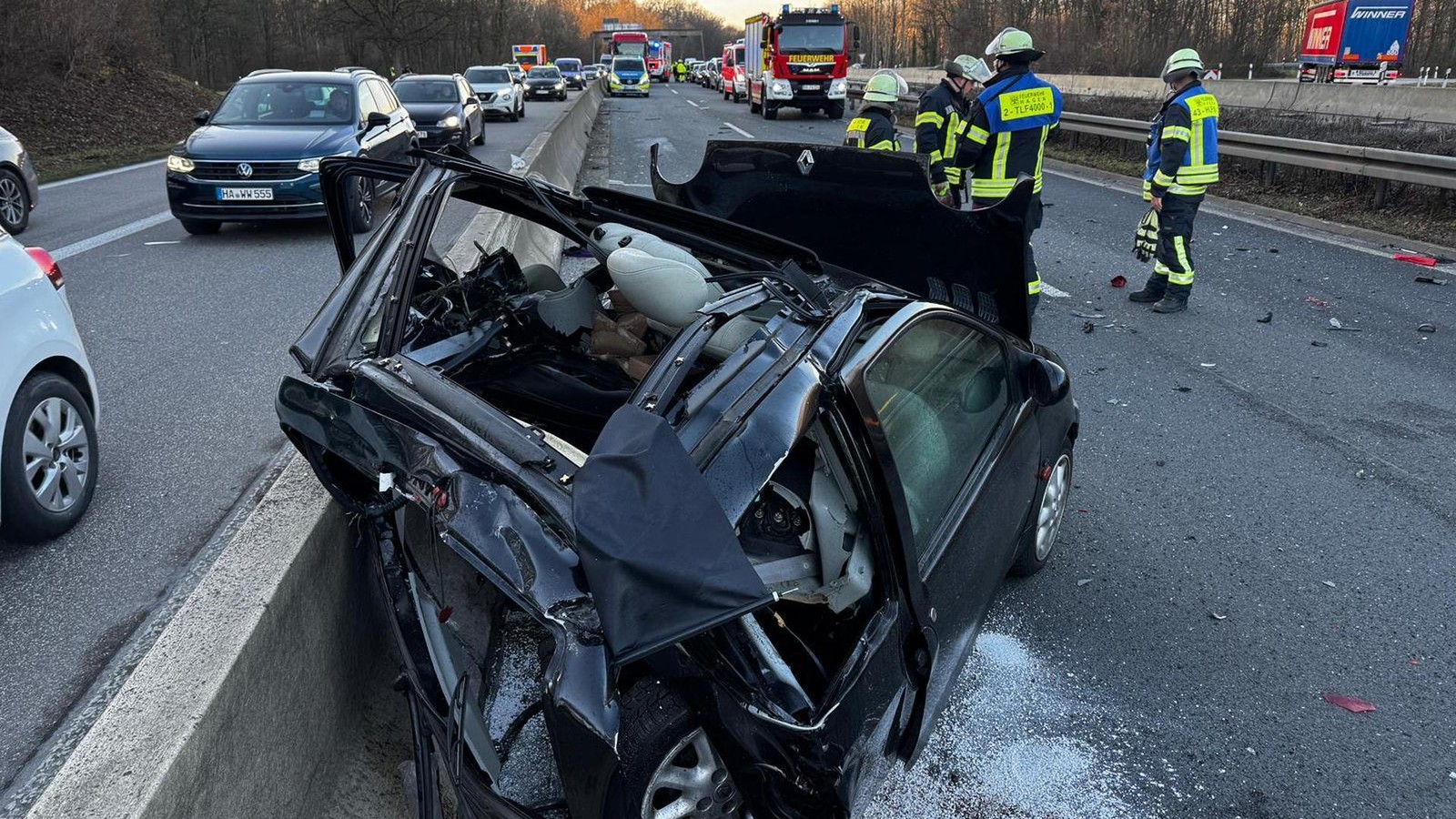 Unfall-auf-der-A46-in-Hagen-Audi-kracht-ungebremst-in-Pannen-Auto