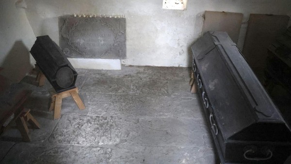 Wer liegt in dem mysteriösen Kindersarg in der Twülpstedter Gruft?