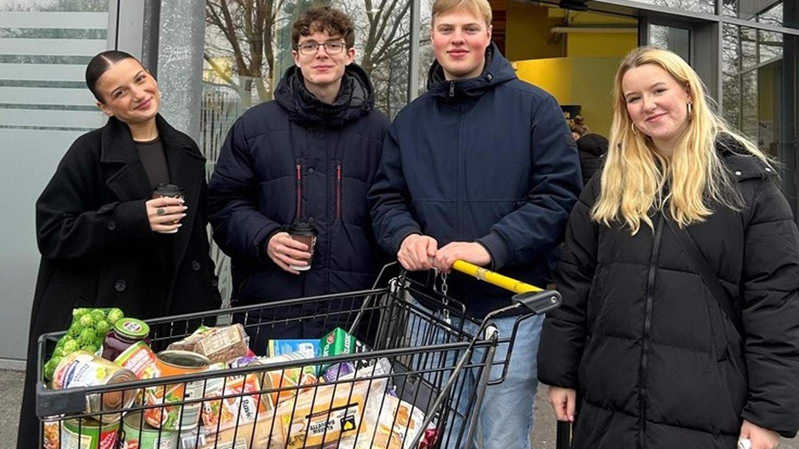 Soli-Aktion-Jusos-Dinslaken-sammeln-kistenweise-Spenden-f-r-Bed-rftige