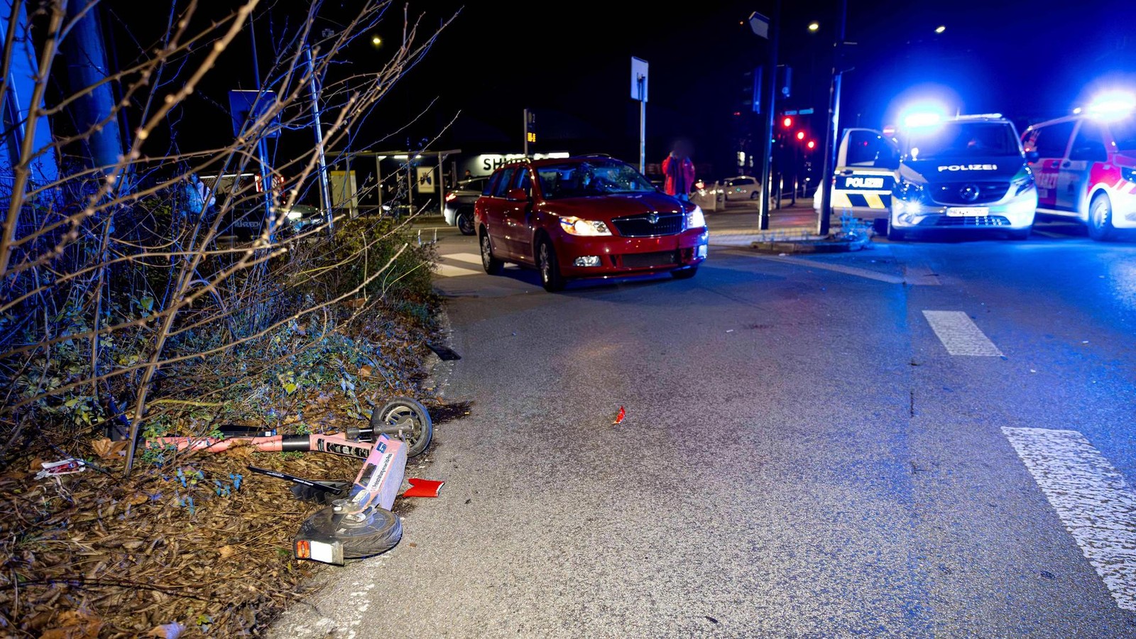 Schwerer-Unfall-in-Essen-E-Scooter-Fahrer-landet-auf-der-Motorhaube