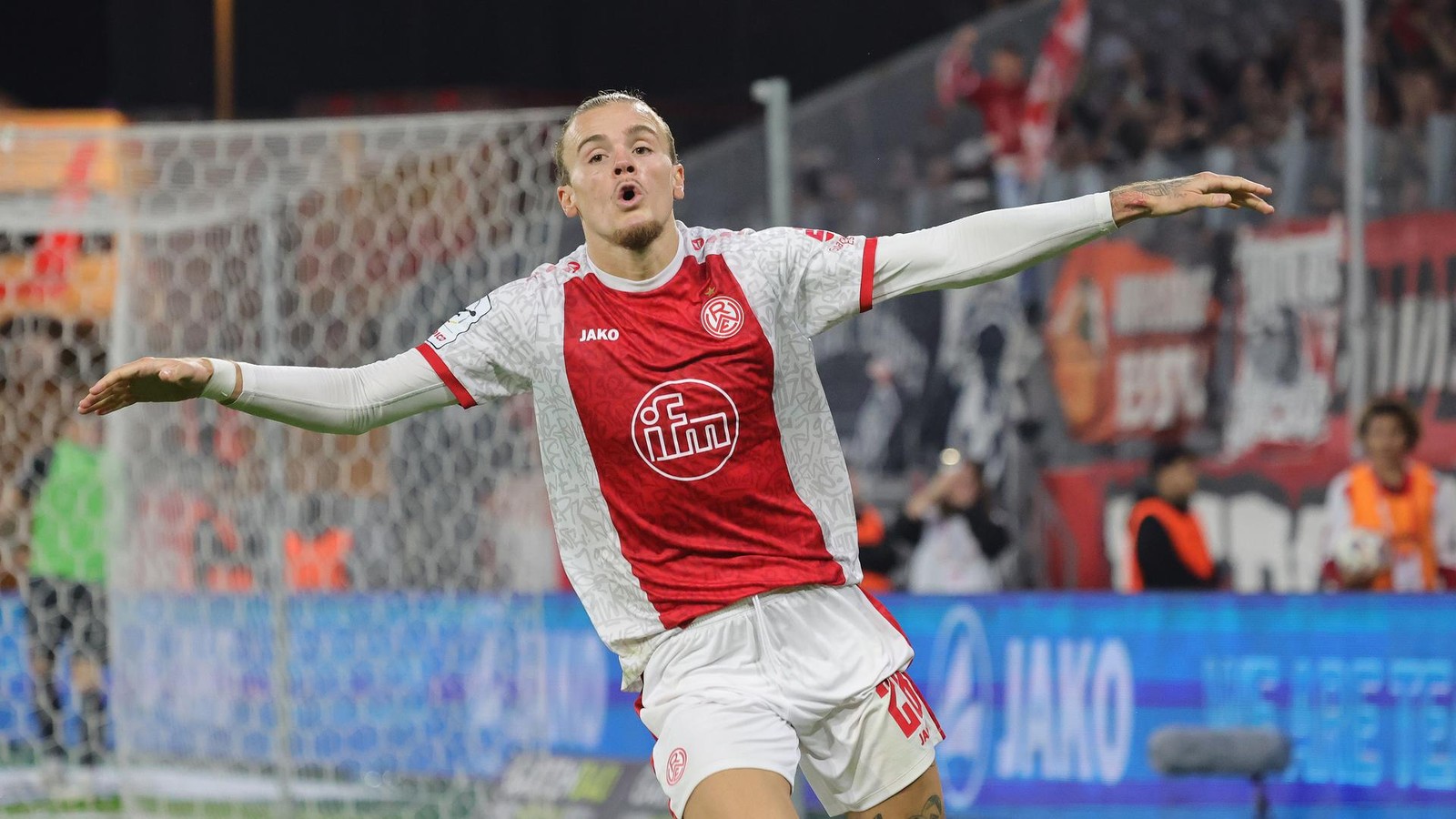 -One-more-hand-to-hold-Freudige-Nachrichten-im-Hause-des-RWE-Paars-Moustier