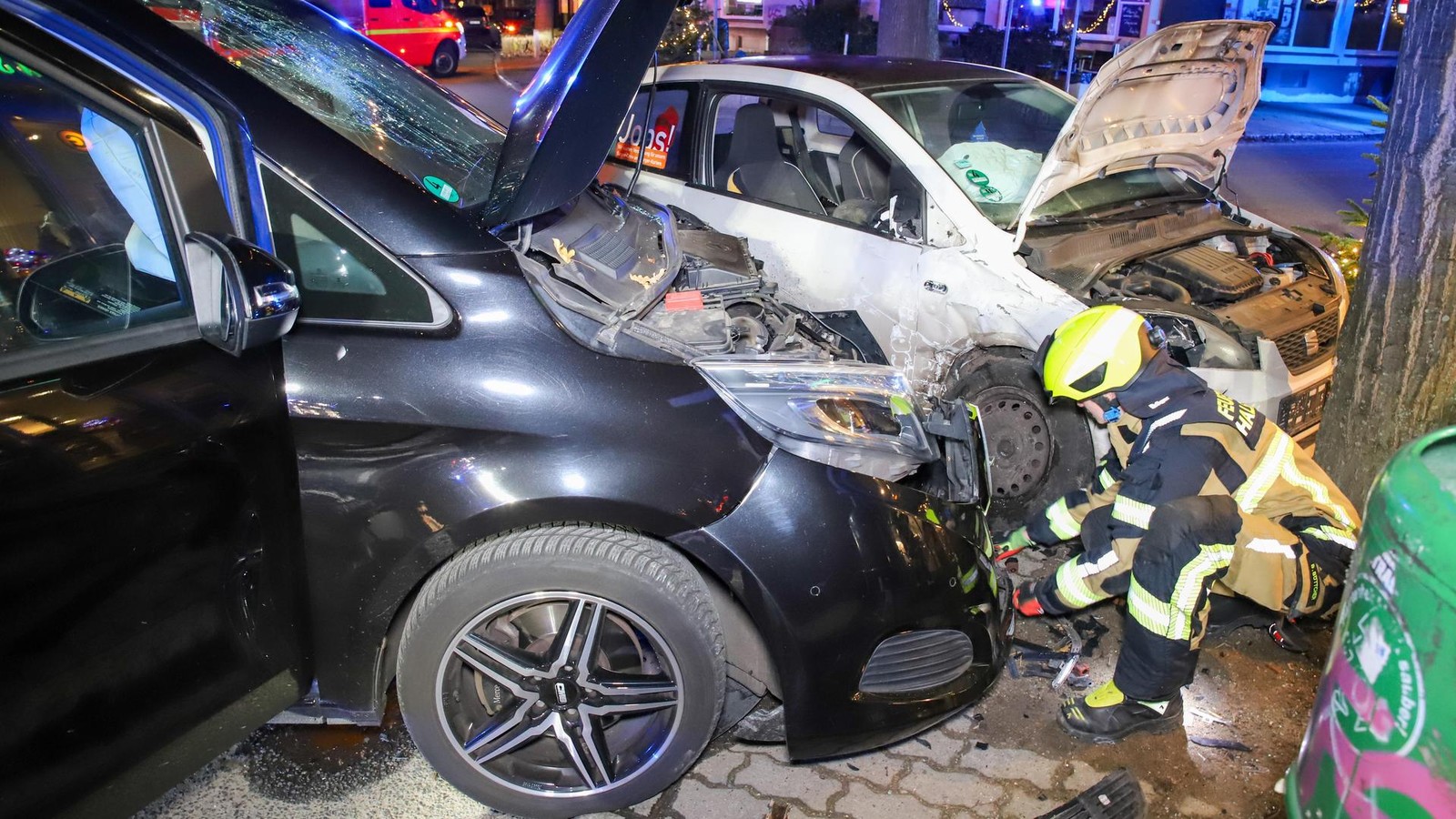 Unfall-vor-Halstenbeker-Imbiss-Lieferdienstfahrer-rast-in-Mercedes