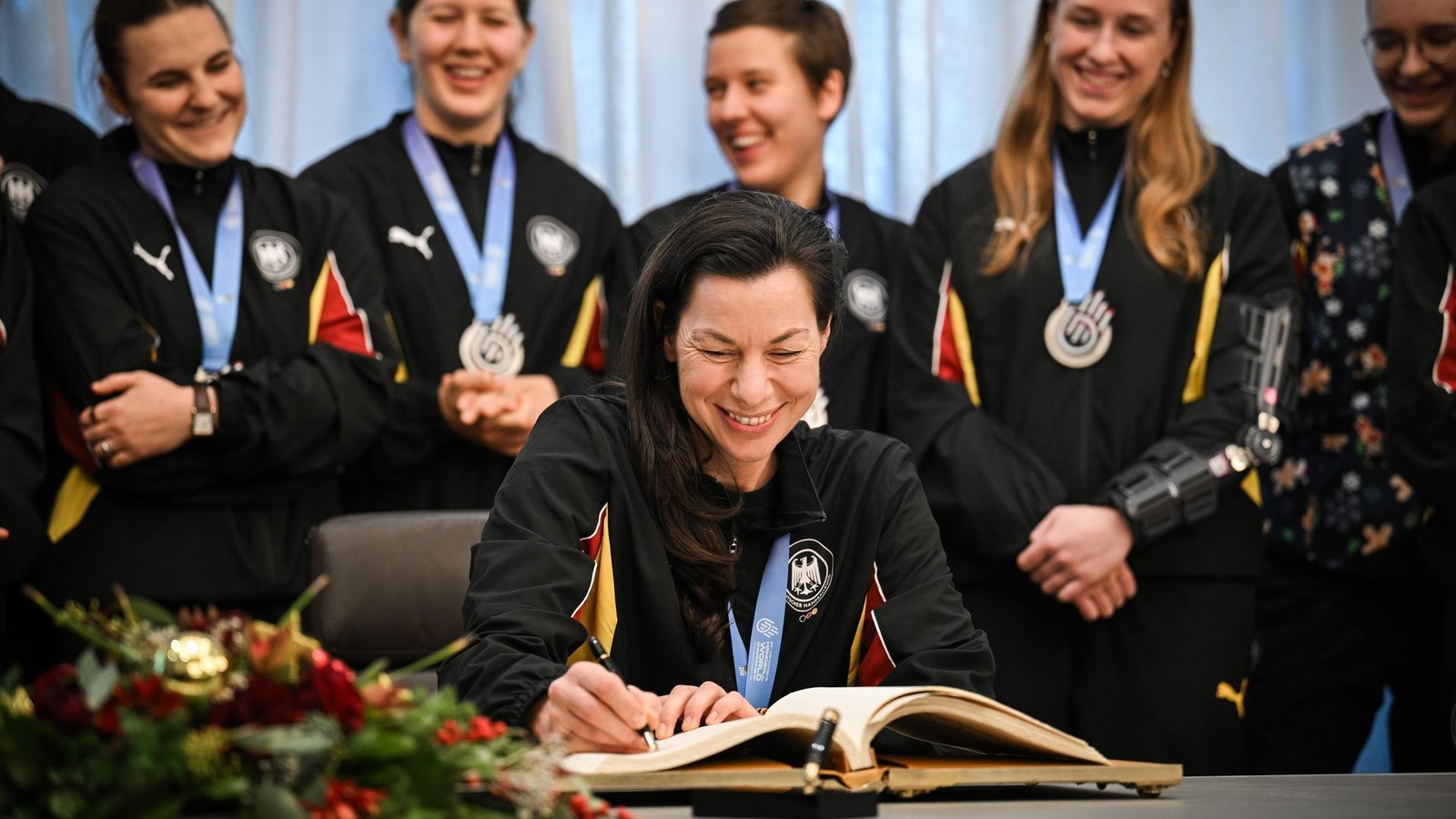 Eintrag-ins-Goldene-Buch-Dortmund-rollt-Handball-Heldinnen-Roten-Teppich-aus