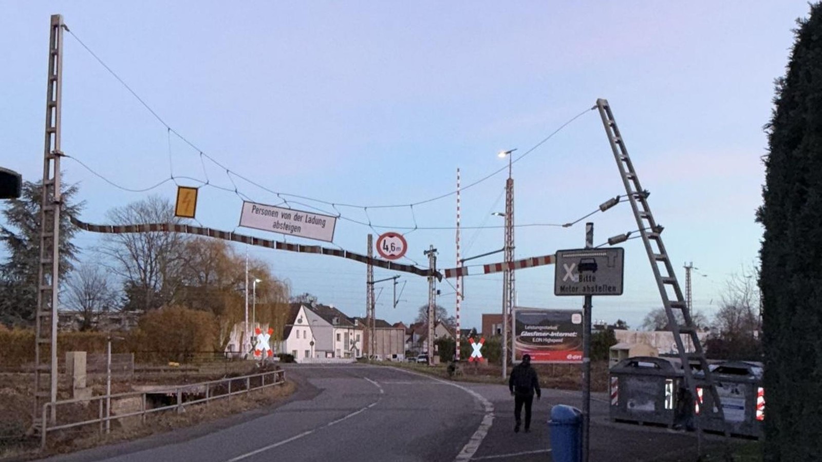 Bahn-bergang-in-M-lheim-gesperrt-Lastwagen-bleibt-an-H-henbegrenzung-h-ngen