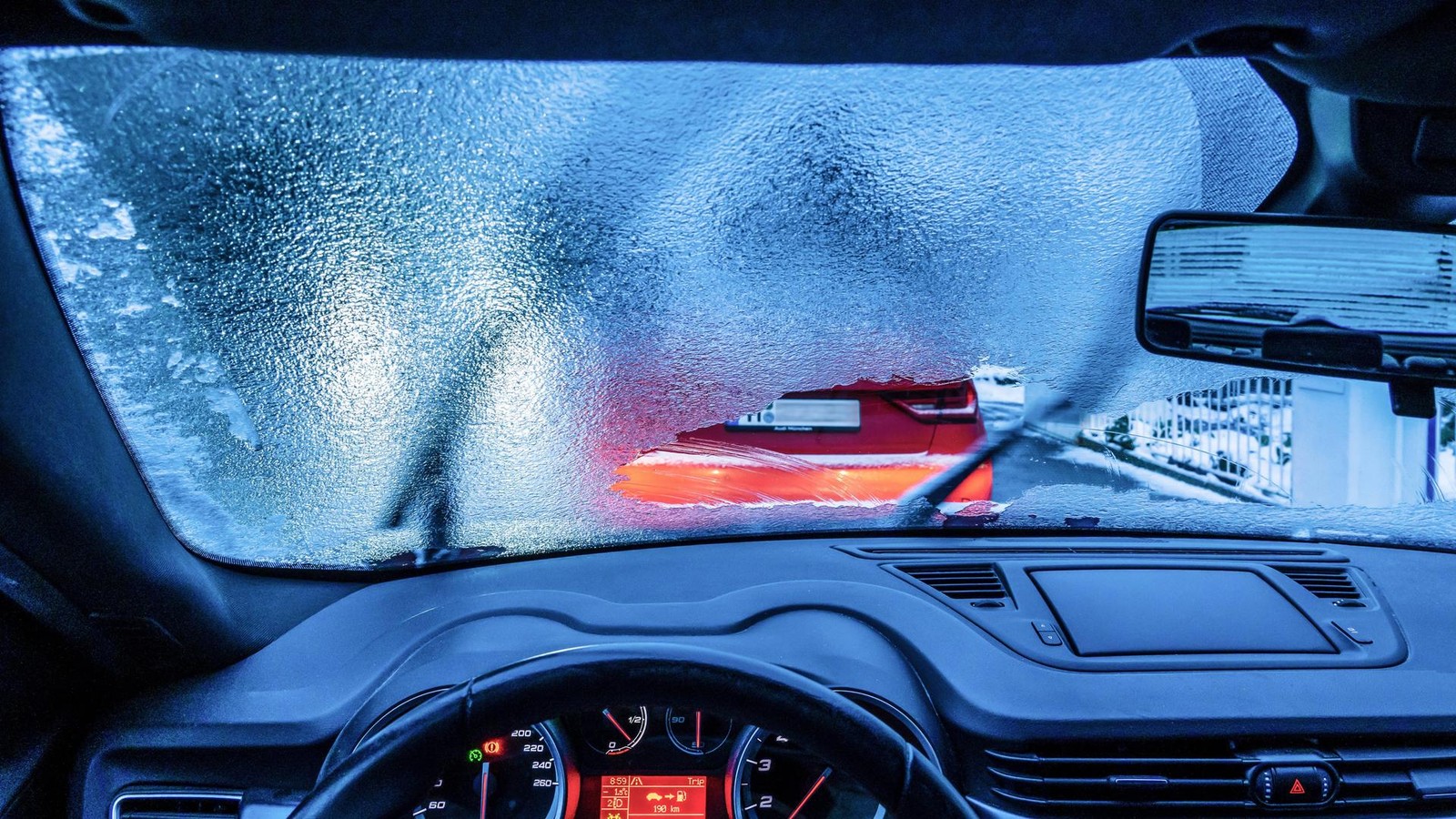 Beschlagene-Autoscheiben-Was-gegen-Kondenswasser-an-den-Fenstern-hilft