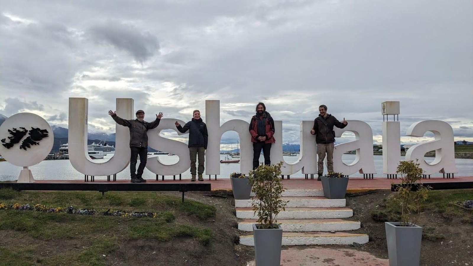 Dem-Packeis-ausgeliefert-Th-ringer-segeln-mit-Umweg-zu-Pinguinkolonien-in-die-Antarktis