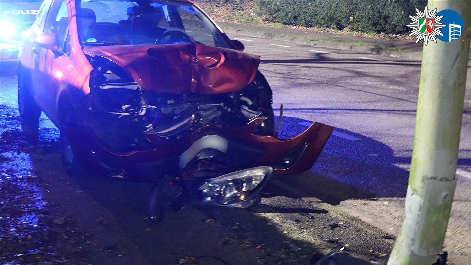 Heftige-Kollision-an-der-Knappenstra-e-Auto-prallt-frontal-gegen-Stra-enlaterne