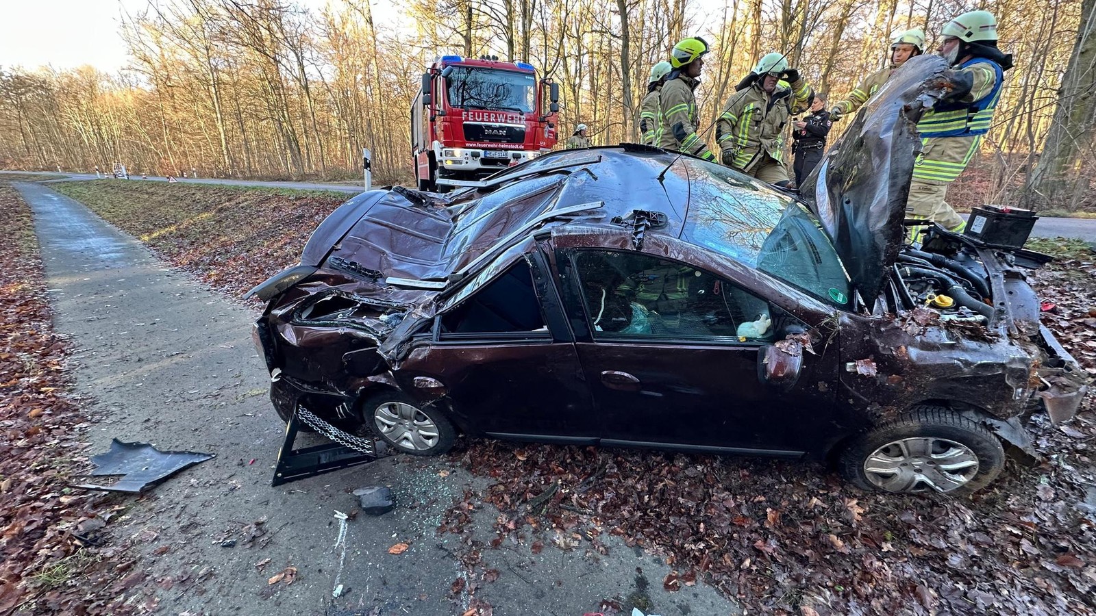 Auto-berschl-gt-sich-und-prallt-gegen-Baum-bei-Helmstedt