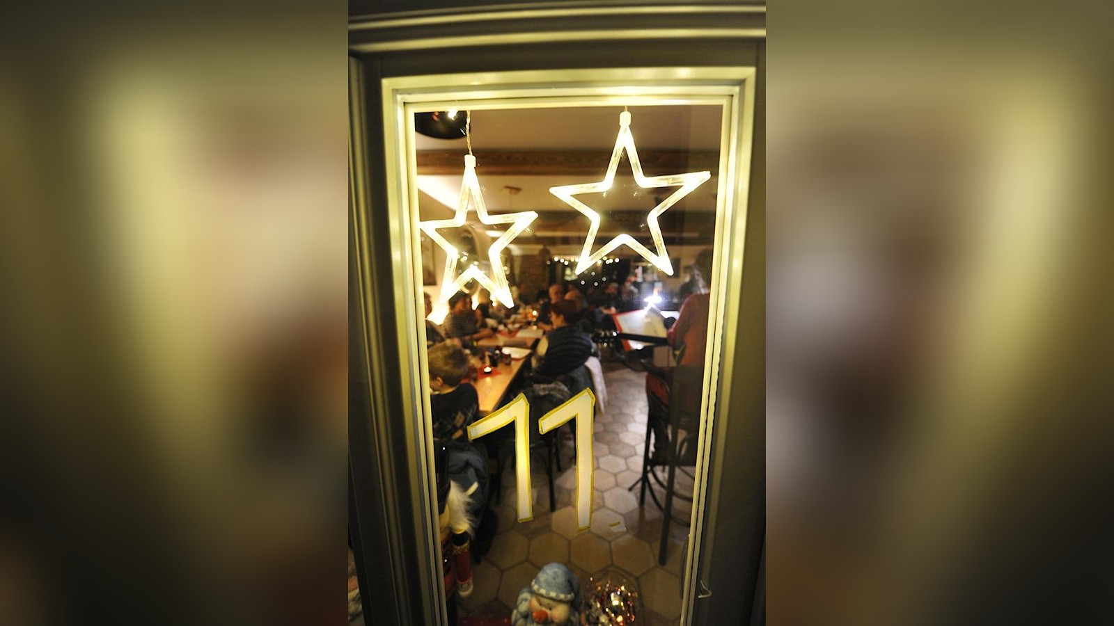 Adventsfenster-in-Neudietendorf-bringen-Licht-und-Kultur-in-die-dunkle-Jahreszeit