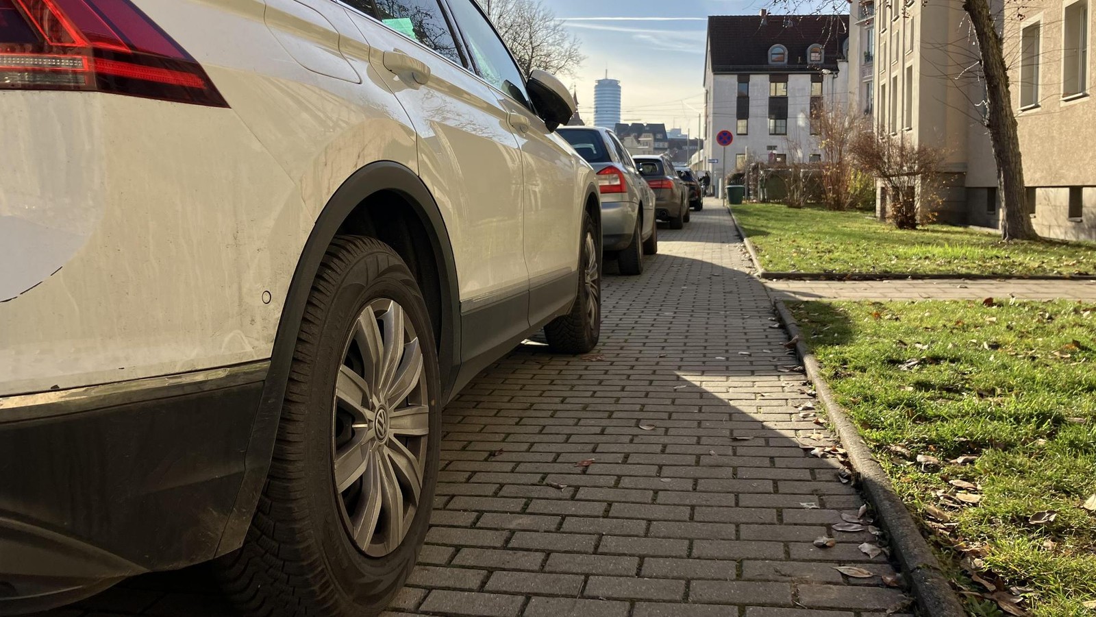 -Es-braucht-endlich-ein-Umdenken-Wann-in-Jena-auf-Gehwegen-parkende-Autos-abgeschleppt-werden