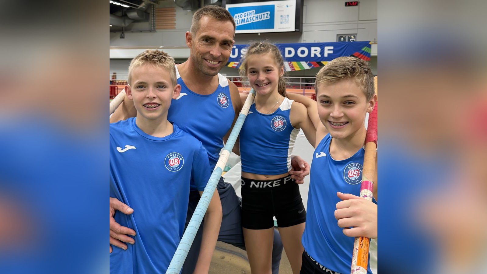 Familie-Ritte-springt-in-D-sseldorf-hoch-hinaus