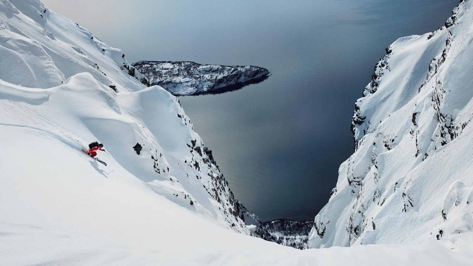Hochfunktionelle-Skibekleidung-mit-Schwung-vier-Top-Marken-in-Kurzportr-ts