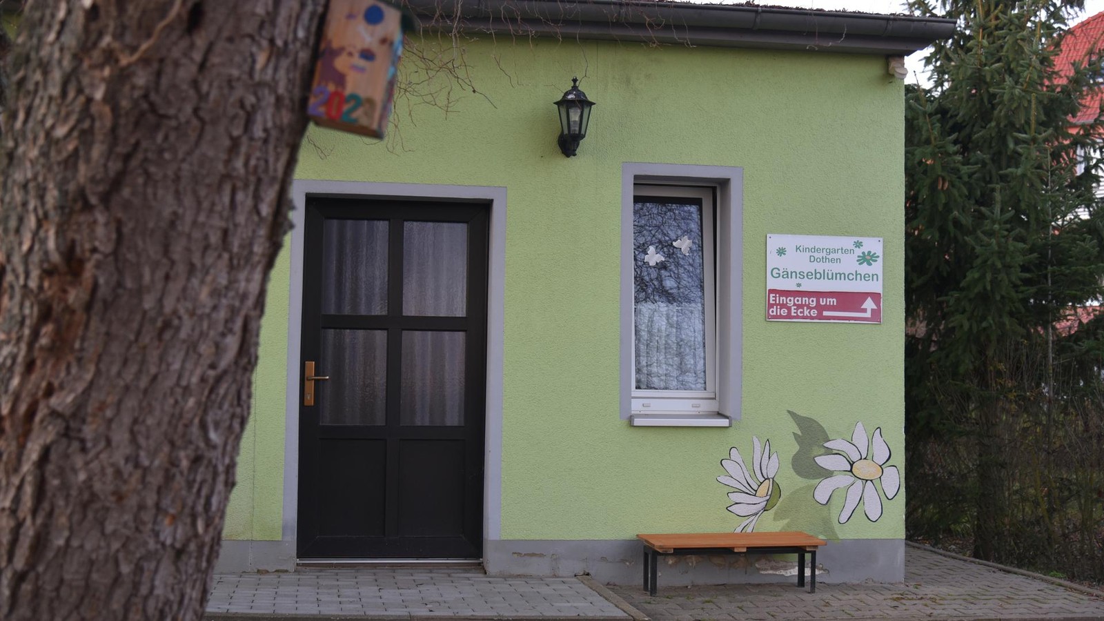 Nach-Zeit-des-Wartens-Kleiner-Kindergarten-auf-dem-Land-bekommt-neues-Vordach