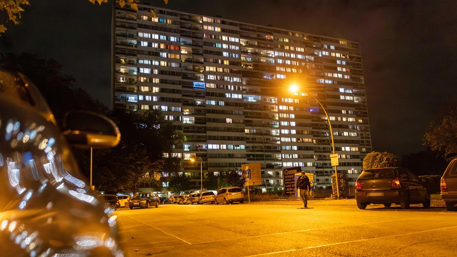 Wei-e-Riesen-Jugendliche-schlagen-auf-Motorroller-ein-und-z-nden-ihn-an