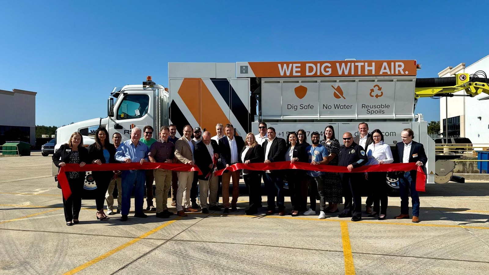 Warum-vier-Saugbagger-Trucks-f-r-die-USA-auf-dem-Saalfelder-Hof-stehen