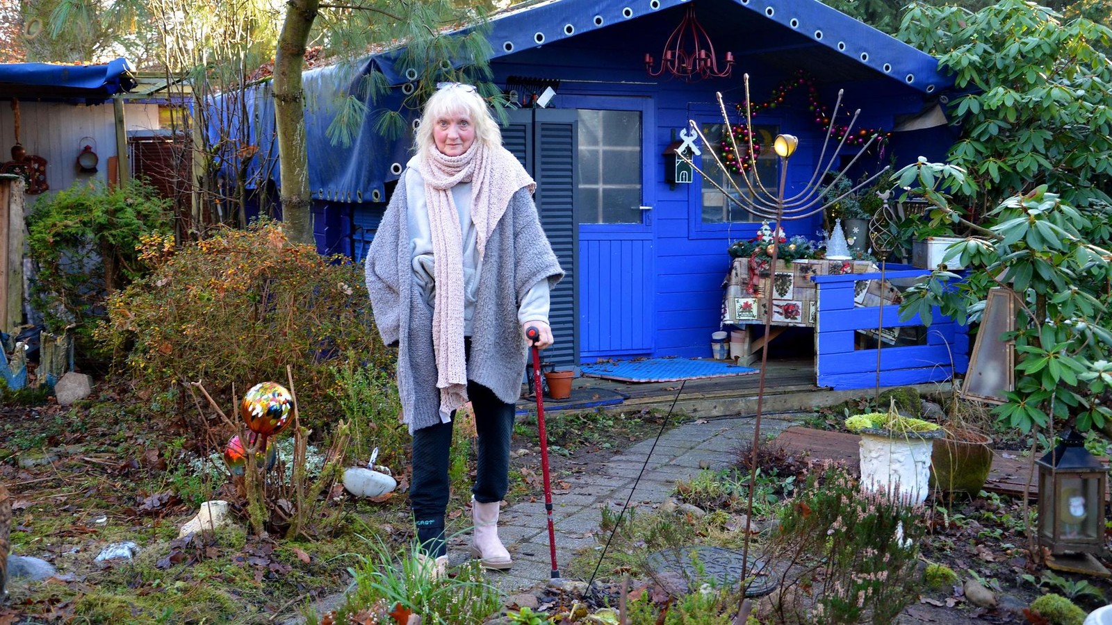 Nach-schwerem-Schlaganfall-Wer-hilft-Loretta-beim-Laubharken-