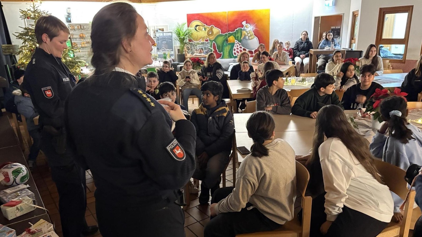Besonderer-Polizeieinsatz-Weihnachtsw-nsche-erf-llen-in-Gifhorns-Jugendzentrum