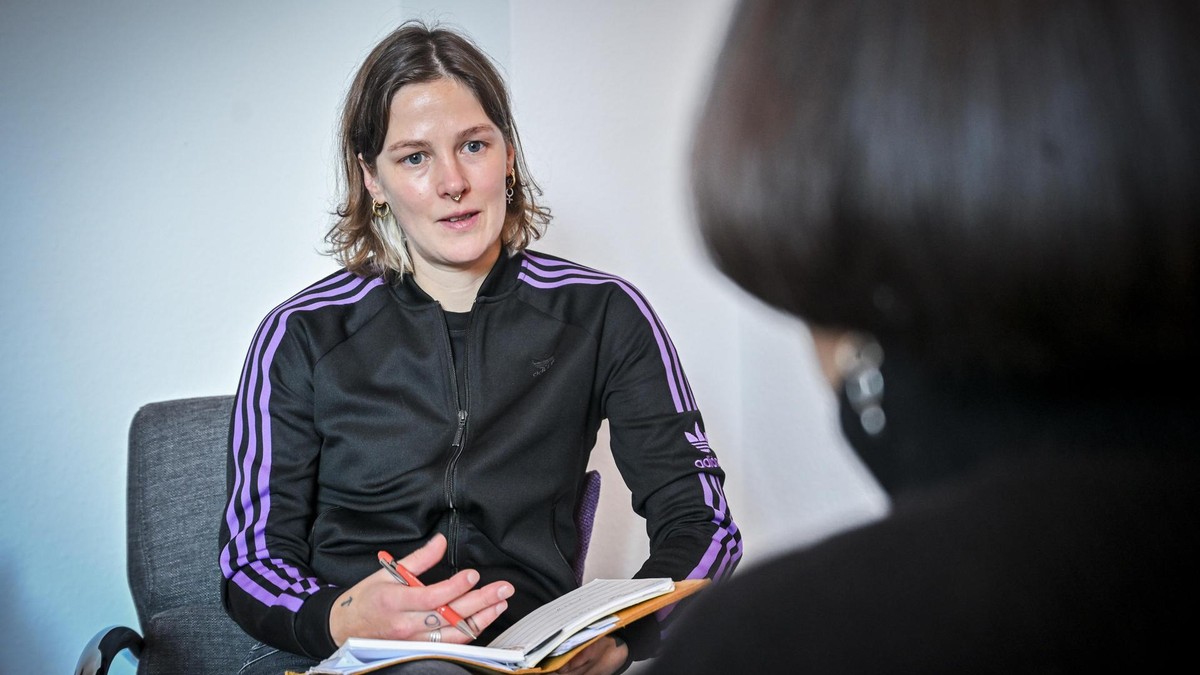 Wenn häusliche Gewalt ins Frauenhaus führt. Das Essener Frauenhaus bietet Opfern von Gewalt ein Zuhause auf Zeit, Beratung und Hilfe und ist oftmals voll. Treffen mit Frau Schulte, die über Aktuelles, Alltag und einige Schicksale berichtet