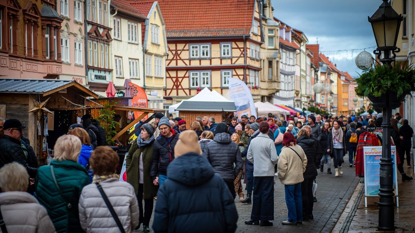 Geschlossene-L-den-am-vierten-Advent-Th-ringer-fahren-zum-Weihnachtsshopping-in-Nachbarl-nder