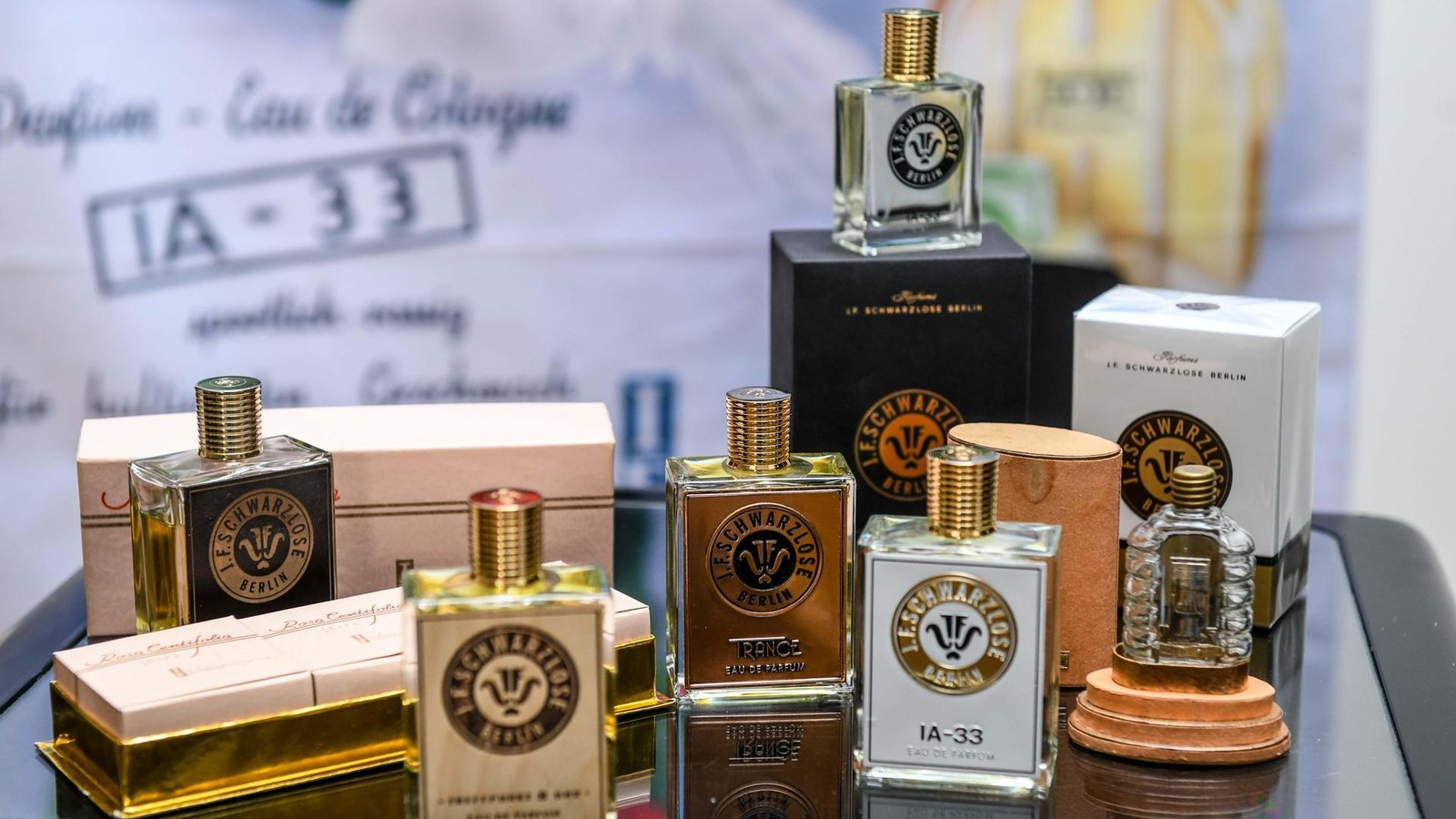 Hernerin-53-verkauft-gef-lschtes-Parf-m-aus-einem-Kinderwagen