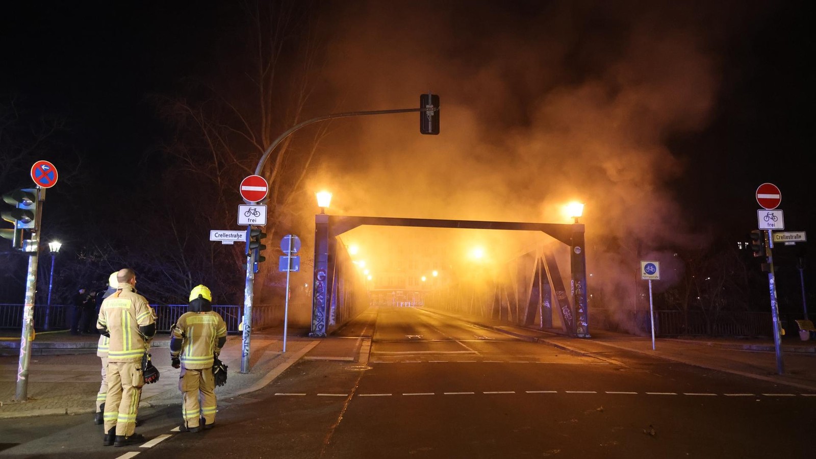 Feuer-unter-Langenscheidtbr-cke-in-Sch-neberg-Explosionen-zu-h-ren