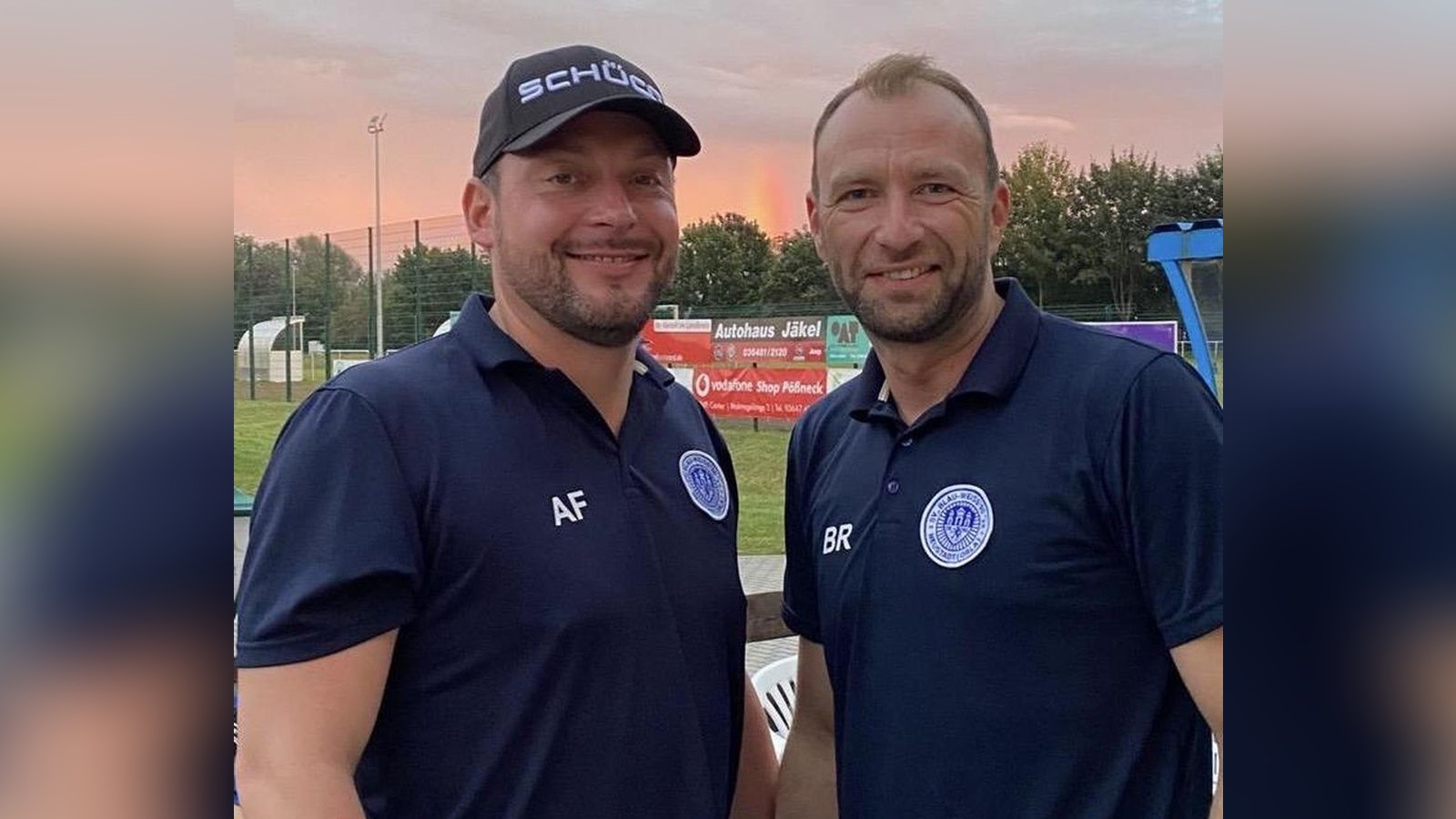 Zusammen-hin-zusammen-fort-Der-bewegende-Abschied-bei-einem-Fu-ball-Th-ringenligisten