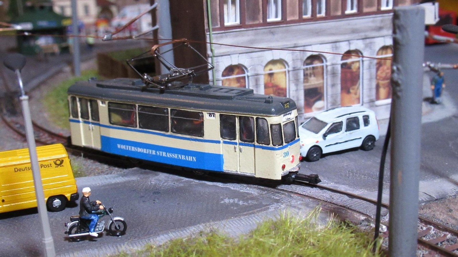 Wenn-die-Stra-enbahn-als-Miniatur-rollt-Modellbahnen-bekommen-Besuch