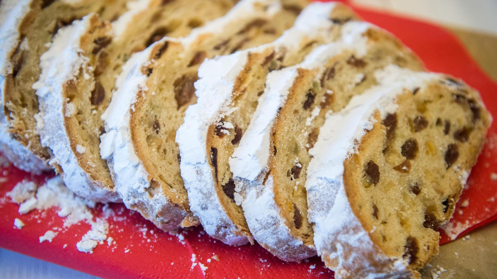 Verr-ckte-Weihnachtsaktion-Riesiges-Schittchen-wandert-feierlich-durch-Erfurt