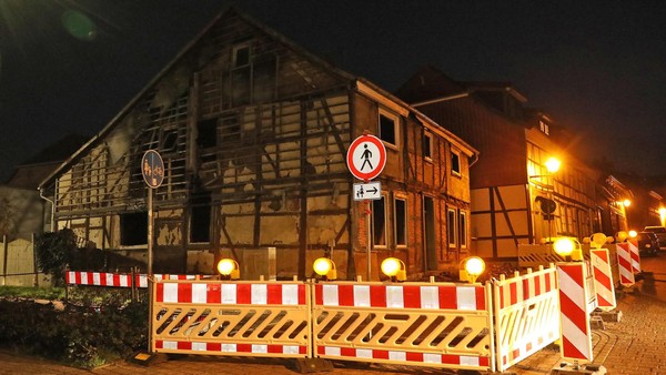 Abrissreif: Ausgebranntes Fachwerkhaus in Wolfsburg ist wohl nicht zu retten
